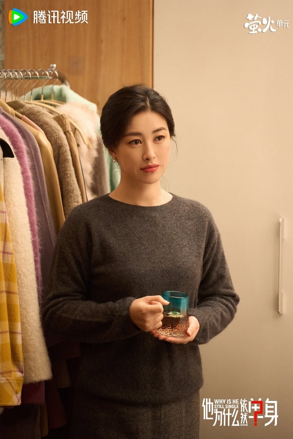 大家有追霍建華主演的《他為什麼依然單身》嗎？女主角朱珠其實也來頭不小，朱珠長相風情萬種，深受網友喜愛。而朱珠出生於一個顯赫的家庭，祖父是中國開國少將，父親是新大陸集團的創始人，中國大陸IT富商之一。