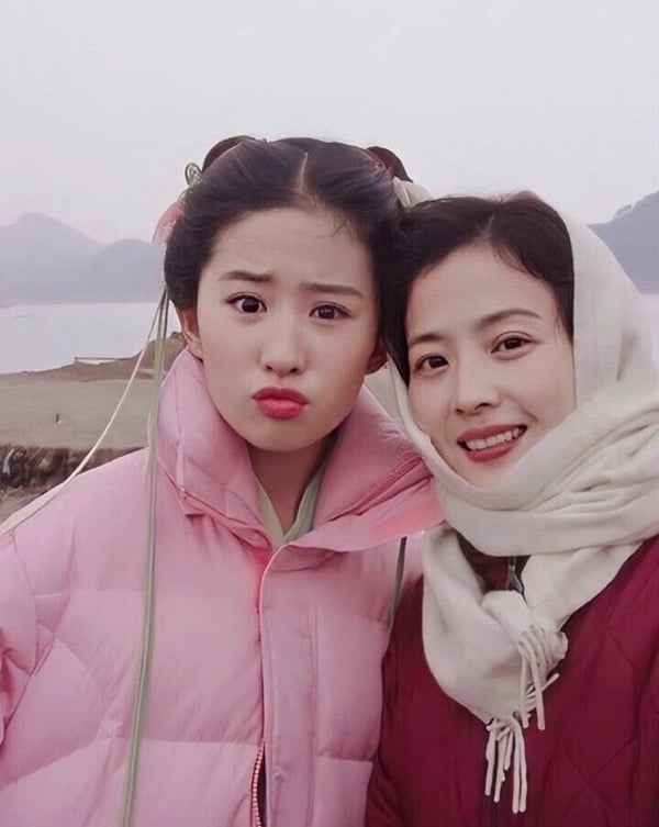 即使是在美女眾多的娛樂圈，劉亦菲也是數一數二的頂級美女，而大家知道嗎？劉亦菲曾在採訪裡表示，他們一家人都是大美女，在家裡她反而還是最「醜」的那個，看看她媽媽、她小姨，真的美翻！美女生下了美女，網友說這設定根本只有小說才有啊！