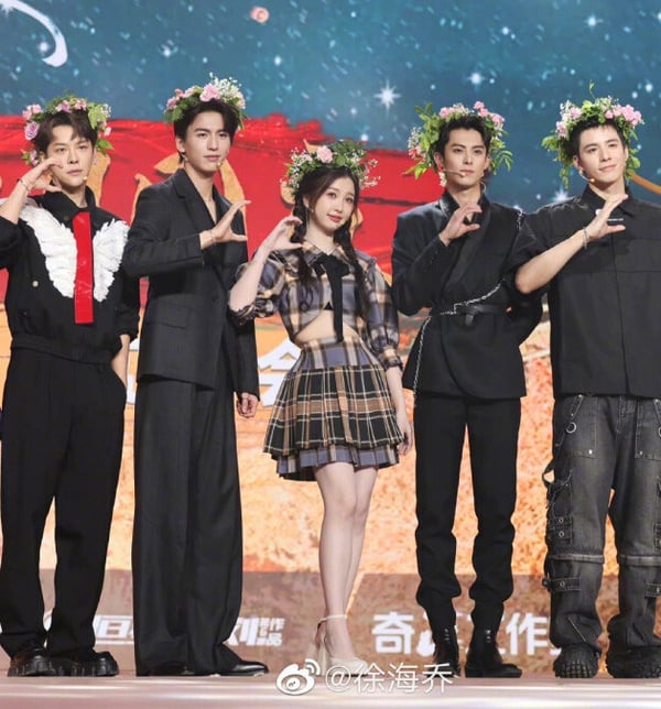 張凌赫曾在節目上坦承他的身高有190公分，但怕找不到女演員合作，所以把身高往少了報。也因為張凌赫的逆天長腿，很多人站在他身邊都會顯得小鳥依人。