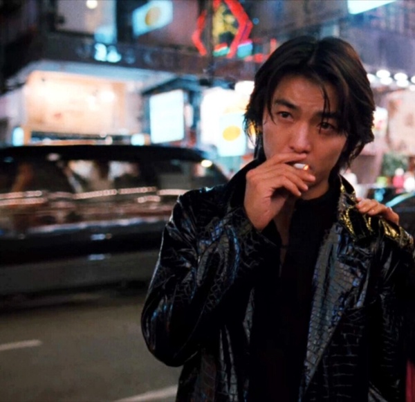 《百萬人推理》鄭伊健9件事!《古惑仔》難忘，但「這部劇」演迷姦親哥的渣弟，帥成經典