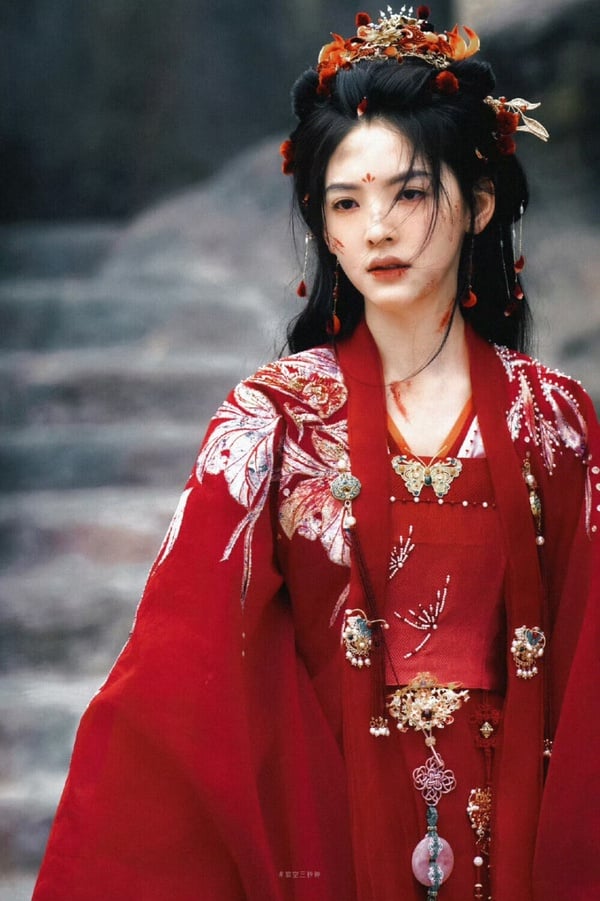 章若楠在甜寵劇《難哄》被很多觀眾稱讚美出新高度，但其實章若楠是比較鄰家感的長相，一直被認為不適合演美豔型的角色。其實最初《難哄》定角時，章若楠要演大美女溫以凡時，就被很多網友認為不適合。