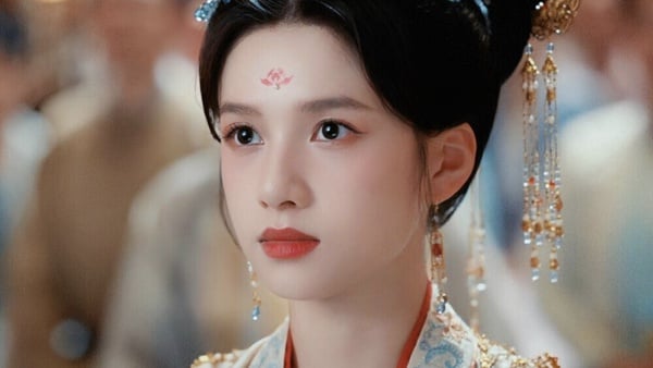 張婧儀也在後排！網友表示，比起美女寵妃，張婧儀的氣質更像母儀天下的正妃、皇后。張婧儀天生長了一張大氣的臉，是那種「國泰民安」型的美女長相。