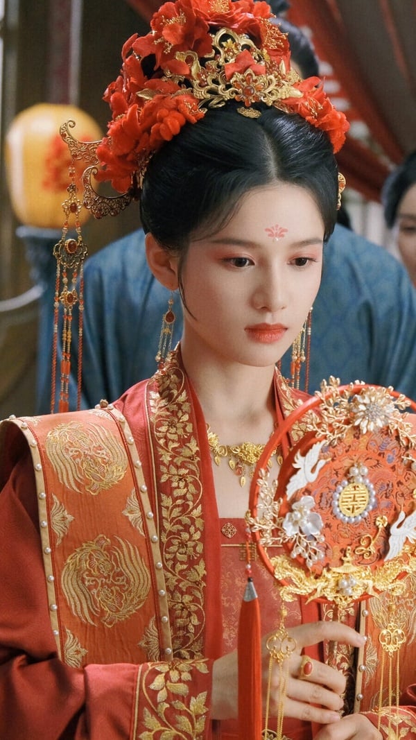張婧儀也在後排！網友表示，比起美女寵妃，張婧儀的氣質更像母儀天下的正妃、皇后。張婧儀天生長了一張大氣的臉，是那種「國泰民安」型的美女長相。
