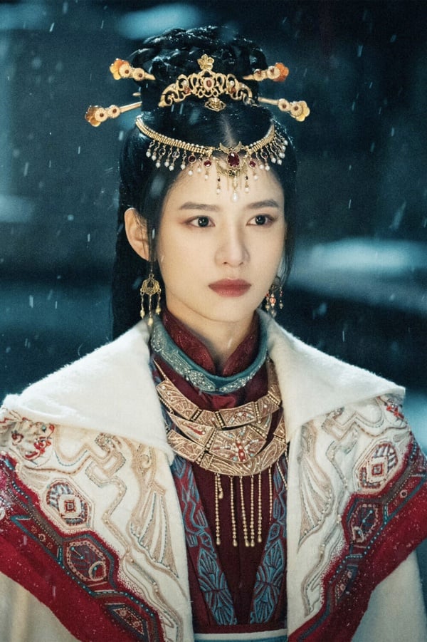 張婧儀也在後排！網友表示，比起美女寵妃，張婧儀的氣質更像母儀天下的正妃、皇后。張婧儀天生長了一張大氣的臉，是那種「國泰民安」型的美女長相。