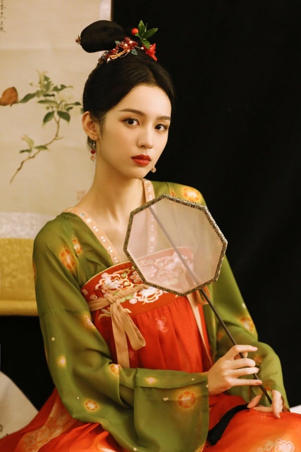 大家常常說周也和張婧儀長得像，不過相較之下，張婧儀被認為長得比較大氣，周也則更清冷、五官更小家碧玉。演寵妃的話，周也確實感覺比張婧儀適合！