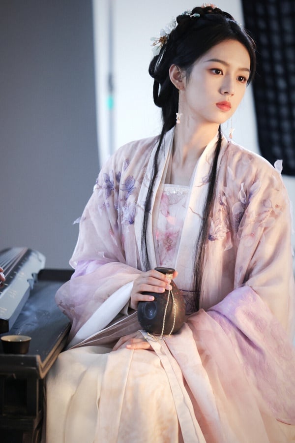 大家常常說周也和張婧儀長得像，不過相較之下，張婧儀被認為長得比較大氣，周也則更清冷、五官更小家碧玉。演寵妃的話，周也確實感覺比張婧儀適合！