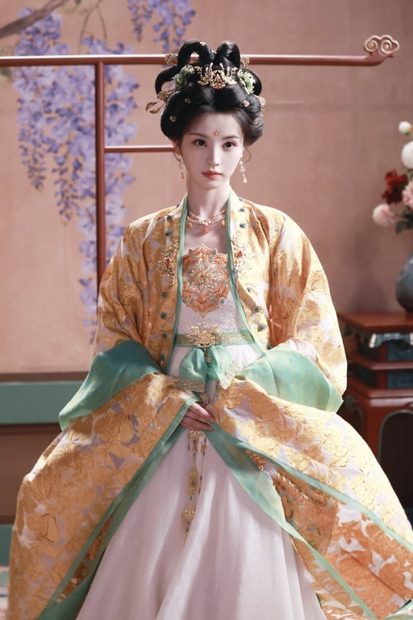 田曦薇第五！田曦薇雖然也是走美貌路線，但不同於趙露思、章若楠那種元氣滿滿的甜妹臉，田曦薇氣質裡還自帶一種冷感，讓人感覺聰明機靈，因此很多人都覺得田曦薇可塑性蠻強，演御姐、甜妹、公主、妃子，都沒有太大的違和感。