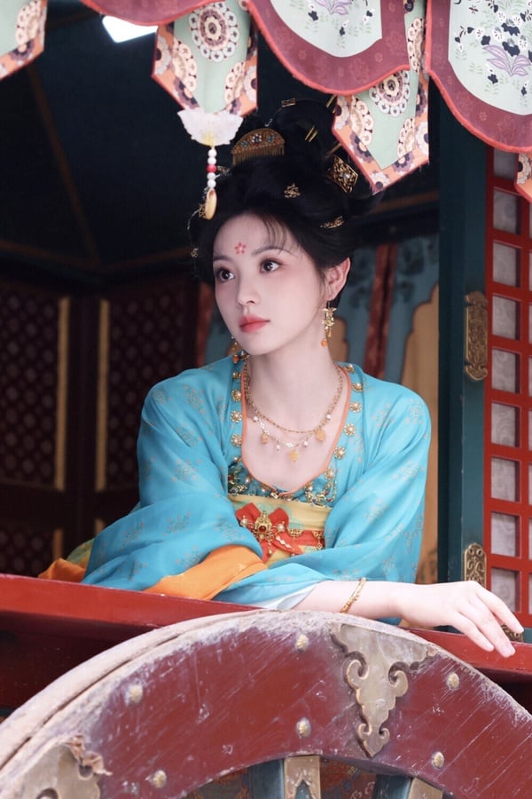 田曦薇第五！田曦薇雖然也是走美貌路線，但不同於趙露思、章若楠那種元氣滿滿的甜妹臉，田曦薇氣質裡還自帶一種冷感，讓人感覺聰明機靈，因此很多人都覺得田曦薇可塑性蠻強，演御姐、甜妹、公主、妃子，都沒有太大的違和感。