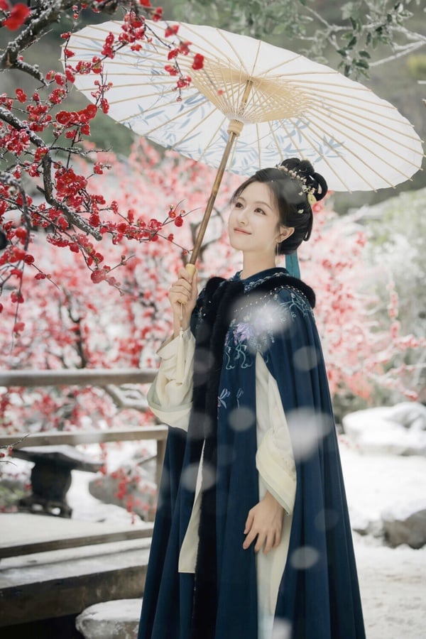 李蘭迪早年在古裝劇《夢回》古裝扮相被瘋狂吐槽，但近年李蘭迪瘦下來之後，在《朝雪錄》、《流水迢迢》等劇，網友都能get到她的古裝顏值了！