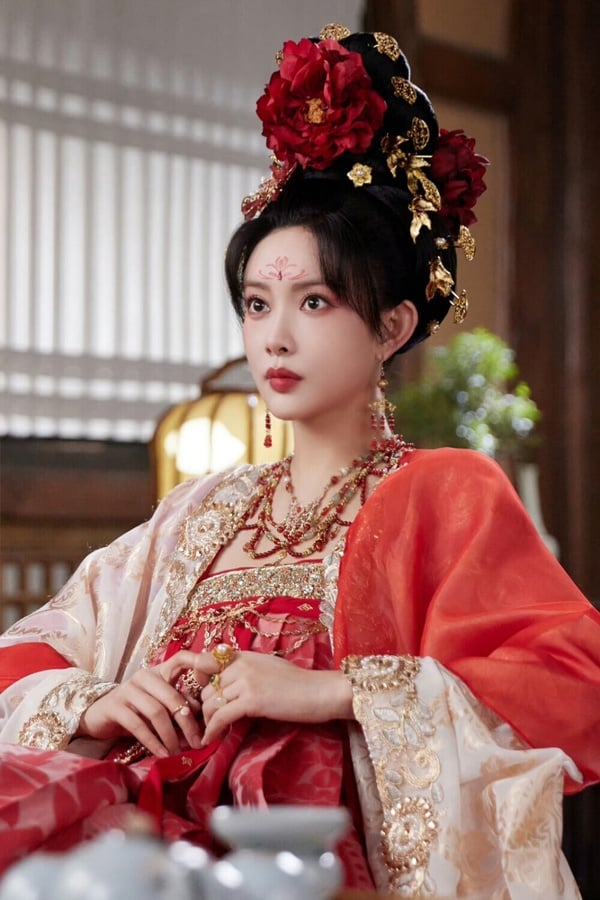 孟子義很適合演寵妃！孟子義本來就是走美豔型的路線，外型攻擊力十足，非常搶眼，孟子義的外型感覺能代入各種美豔型的妃子，演宮鬥劇肯定很帶感！