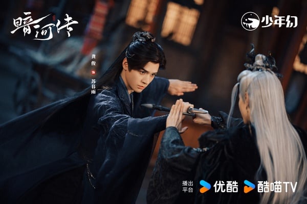 《暗河傳》改編自周木楠的同名小說，是《少年歌行》的外傳，一樣是熱血江湖群像。《暗河傳》口碑不錯呢！豆瓣評分高達7.3，這部劇拍的是江湖黑暗面，劇中角色之間的兄弟情、江湖中的人生百態塑造得很好，打戲也打得帶感，很多觀眾追完結局都難以出坑。