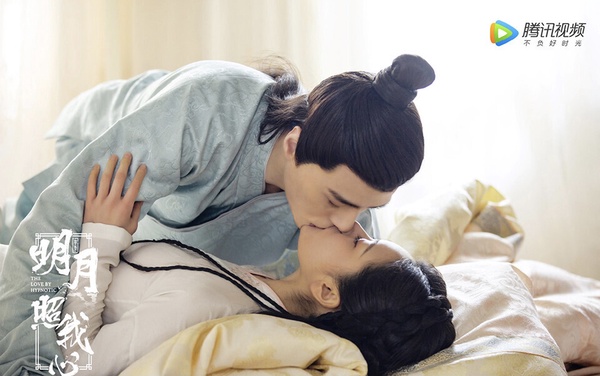 《明月照我心》是典型的「先婚後愛」老套路，超甜！劇中汐月公主李明月和北宣資王李謙被迫和親，兩人互看不順眼，但李謙發現明月的催眠術能幫助他喚回失去的記憶，兩人因此訂下契約婚姻，上演高糖的先婚後愛戀情。
