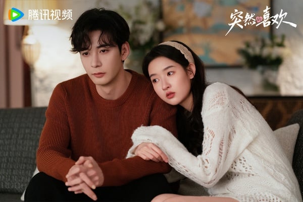 2026開年，陳星旭主演的兩部甜寵劇《軋戲》和《突然的喜歡》連著霸屏，評價比較高的是《軋戲》。《突然的喜歡》搞笑穿越劇，劇情走沙雕路線。這部劇拍攝質感沒有《軋戲》那麼唯美，也有網友覺得陳星旭類似的角色連著播沒有新鮮感，因此熱度低迷。