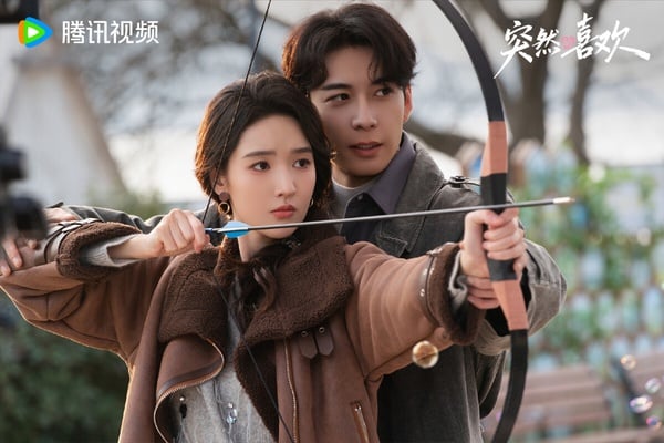 2026開年，陳星旭主演的兩部甜寵劇《軋戲》和《突然的喜歡》連著霸屏，評價比較高的是《軋戲》。《突然的喜歡》搞笑穿越劇，劇情走沙雕路線。這部劇拍攝質感沒有《軋戲》那麼唯美，也有網友覺得陳星旭類似的角色連著播沒有新鮮感，因此熱度低迷。