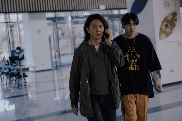 Netflix《百萬人推理》10位演員介紹！鄭伊健是全劇組偶像，《影后》流氓變百萬網紅！