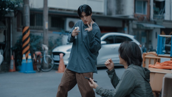 Netflix《百萬人推理》10位演員介紹！鄭伊健是全劇組偶像，《影后》流氓變百萬網紅！