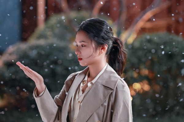張婧儀算是有知名度的95花，她簽在陳坤和周迅的公司「東申未來」，公司相當捧她。出道以來，在電視劇方面張婧儀從未當過女配耶！第一部校園劇《風犬少年的天空》就演到了女主角，後續更搭檔陳星旭演了《一見傾心》，搭檔陳飛宇演了《點燃我，溫暖你》，搭檔肖戰演了《藏海傳》，都適合做人氣男星，也都是熱門小說改編劇居多。