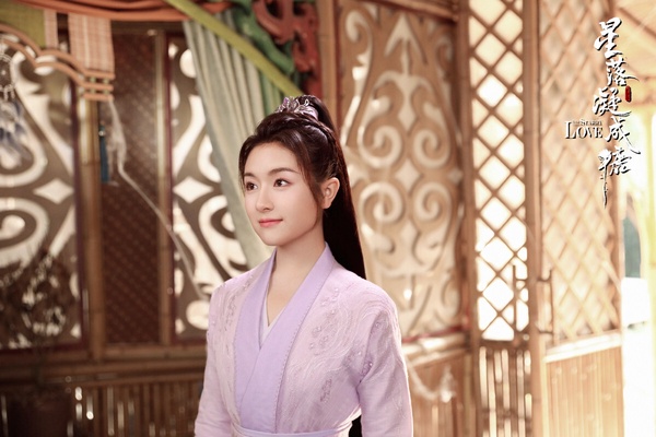 冠軍是李蘭迪！李蘭迪是公認演技不錯的一位95花，早年她搭檔張新成主演了校園劇《你好，舊時光》，完美詮釋了書粉心中的余周周，近年李蘭迪推出古裝劇《朝雪錄》、仙俠劇《星落凝成糖》、都市情感劇《一路朝陽》，網播成績其實都不錯，各種不同的題材她都能駕馭，但似乎就是少了那麼一點流量花的話題性。