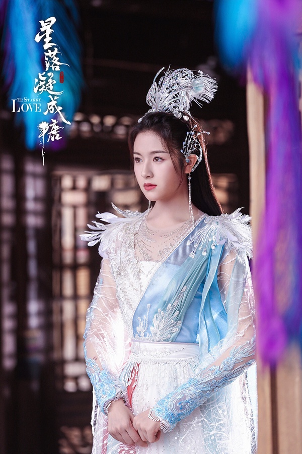 冠軍是李蘭迪！李蘭迪是公認演技不錯的一位95花，早年她搭檔張新成主演了校園劇《你好，舊時光》，完美詮釋了書粉心中的余周周，近年李蘭迪推出古裝劇《朝雪錄》、仙俠劇《星落凝成糖》、都市情感劇《一路朝陽》，網播成績其實都不錯，各種不同的題材她都能駕馭，但似乎就是少了那麼一點流量花的話題性。