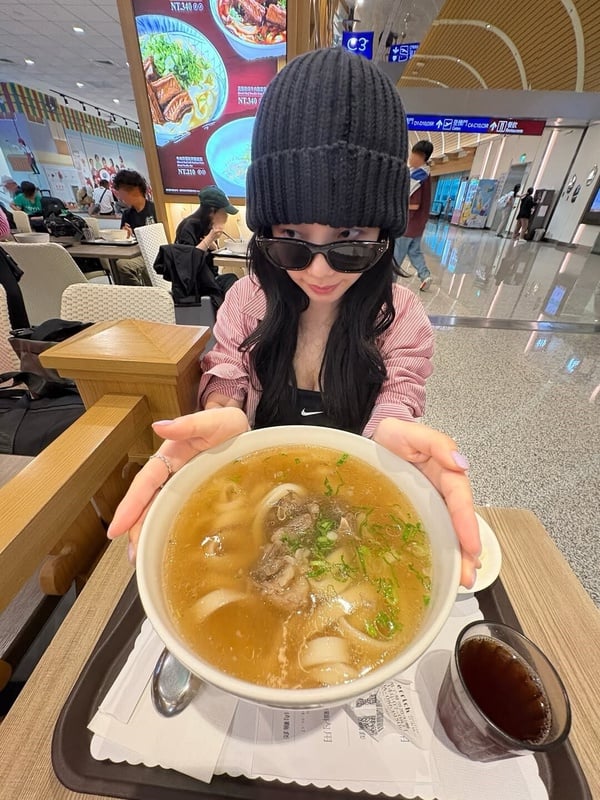 韓國MZ 世代瘋傳「음본나 食中我」美食照！超簡單技巧， Karina、澀琪同款照這樣拍