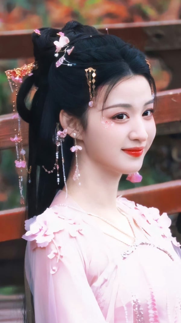 最近追《成何體統》大家都忍不住感嘆王楚然真的好美！王楚然在《成何體統》飾演一名穿越者，本來是現代社畜，卻意外穿書成為禍國妖妃庾晚音。而她將計就計， 攜手夏侯澹把暴君和妖妃的人設進行到底！