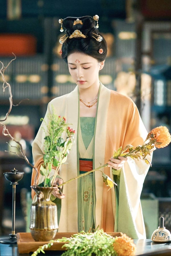 《唐宮奇案》白鹿的下一部古裝劇《莫離》合作的就是《成何體統》的丞磊，《莫離》很被看好，是《三生三世十里桃花》、《無憂渡》導演林玉芬的新作，講述葉府的長女葉璃嫁去破敗的定王府，和雙腿殘疾的定王墨修堯成親，婚後步步為營，暗自籌謀復仇大計的故事。