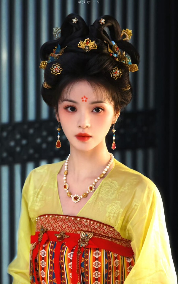 田曦薇自出道以來，一直都是公認的古裝美女，去年搭檔許凱的古裝大劇《子夜歸》雖然意外爆冷，但《子夜歸》的古裝造型很受好評！這是唐朝志怪劇，田曦薇飾演的武禎擁有雙重身份，白天是豫國公府二小姐，夜晚則是繼承妖力的貓妖，默默守護著長安的和平。