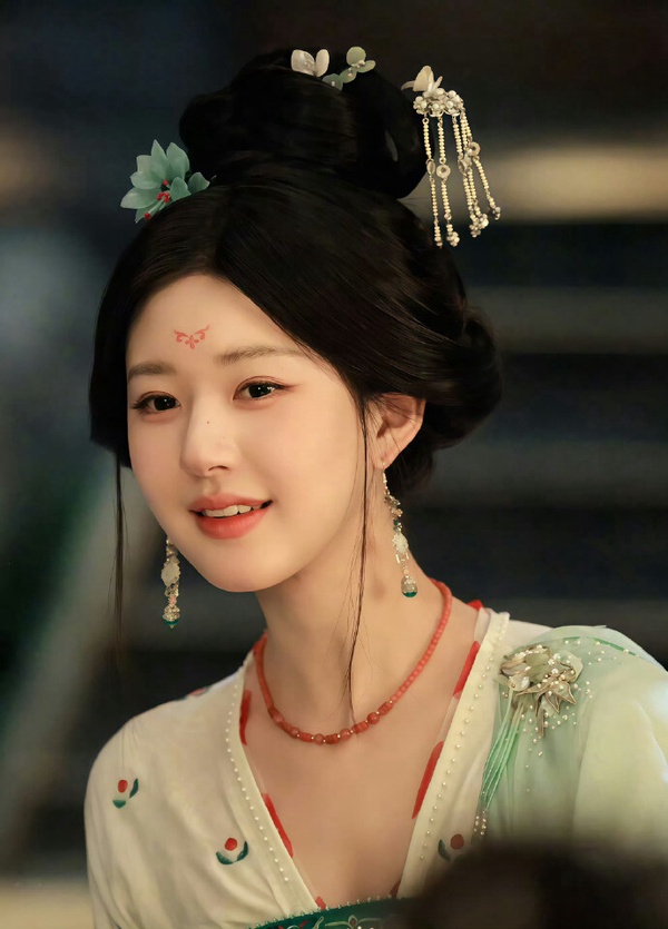 趙露思在《珠簾玉幕》的唐裝造型也有過桃花妝，超級美！不少觀眾都覺得趙露思很適合唐風古裝，當初在《長歌行》的造型每一套都很驚豔，而《珠簾玉幕》造型更百變了！有俐落男裝、性感舞姬，平時的古裝也都很美。