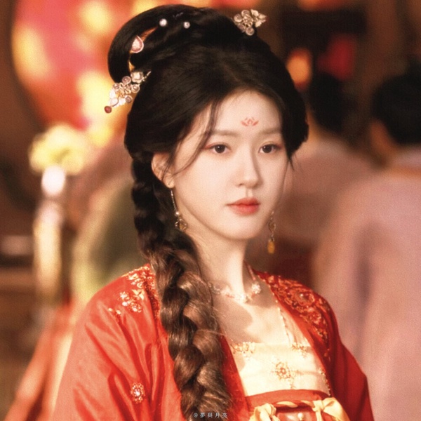 趙露思在《珠簾玉幕》的唐裝造型也有過桃花妝，超級美！不少觀眾都覺得趙露思很適合唐風古裝，當初在《長歌行》的造型每一套都很驚豔，而《珠簾玉幕》造型更百變了！有俐落男裝、性感舞姬，平時的古裝也都很美。