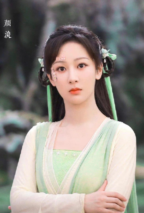 《沉香如屑》顏淡的角色設定，其實和之前楊紫演的仙俠偶像劇大同小異，顏淡是上古遺族極其珍稀的四葉菡萏唯一血脈的雙生蓮，天生仙胎，而她天真爛漫、古靈精怪，明明天賦異稟卻立志當個廢柴，在愛上應淵後就不惜傾盡所有，鬥智鬥勇的歡喜冤家漸漸深愛彼此。