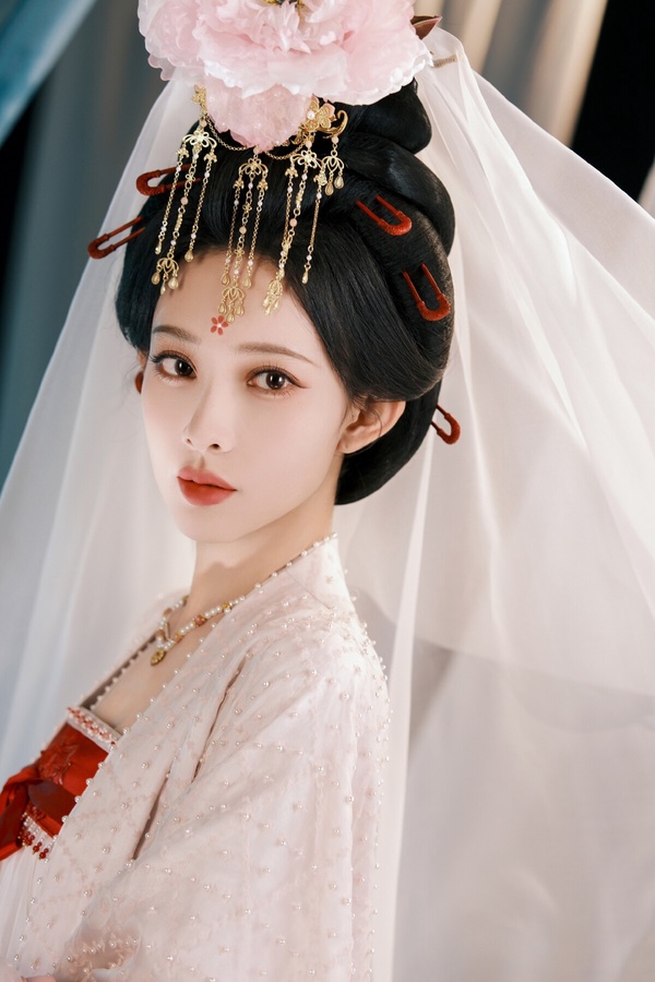 孟子義、李昀銳主演的《尚公主》是2026很受矚目的古裝劇，這是兩人繼《九重紫》之後的二搭，這是公主和寒門書生的愛情故事，設定很有看點。孟子義在《尚公主》也有絕美桃花妝，不過目前網友對《尚公主》的古裝造型評價兩極。