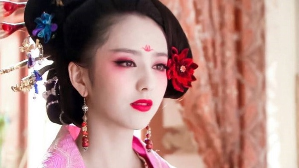這位是不輸《成何體統》的絕世妖妃！佟麗婭早期演了許多古裝女神，《夢回唐朝》陶美人就是其中一個，超級豔麗、嫵媚的妝，好適合她深邃的五官，只有她化起來不像妖怪吧。