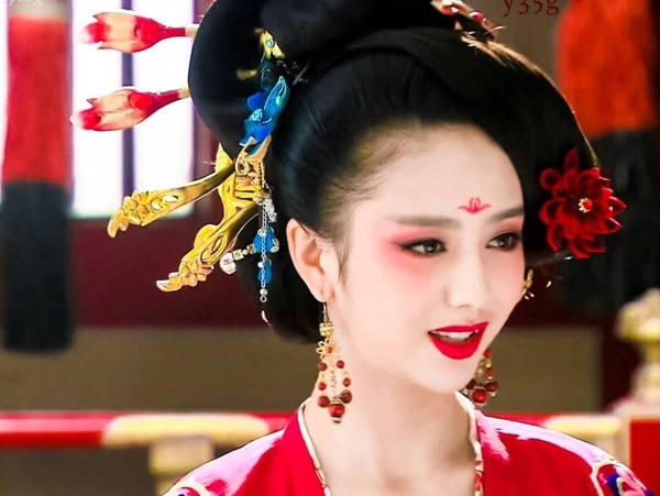 這位是不輸《成何體統》的絕世妖妃！佟麗婭早期演了許多古裝女神，《夢回唐朝》陶美人就是其中一個，超級豔麗、嫵媚的妝，好適合她深邃的五官，只有她化起來不像妖怪吧。