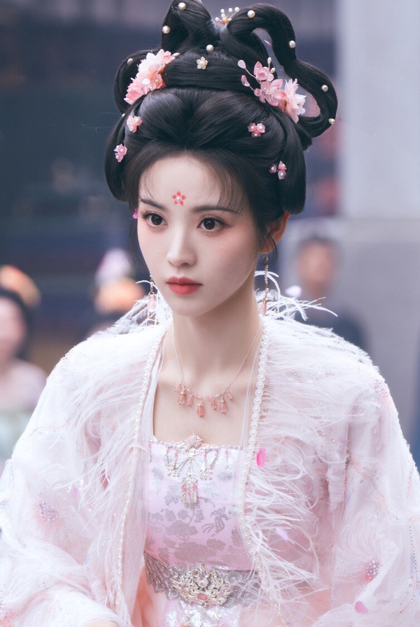 田曦薇自出道以來，一直都是公認的古裝美女，去年搭檔許凱的古裝大劇《子夜歸》雖然意外爆冷，但《子夜歸》的古裝造型很受好評！這是唐朝志怪劇，田曦薇飾演的武禎擁有雙重身份，白天是豫國公府二小姐，夜晚則是繼承妖力的貓妖，默默守護著長安的和平。