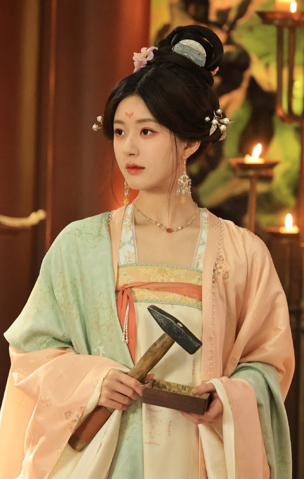 趙露思在《珠簾玉幕》的唐裝造型也有過桃花妝，超級美！不少觀眾都覺得趙露思很適合唐風古裝，當初在《長歌行》的造型每一套都很驚豔，而《珠簾玉幕》造型更百變了！有俐落男裝、性感舞姬，平時的古裝也都很美。
