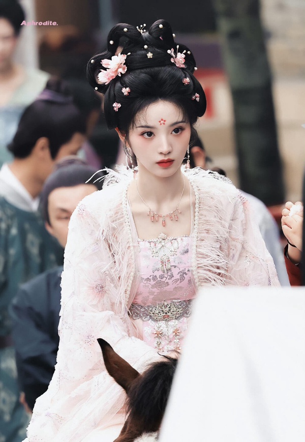 《成何體統》王楚然粉衣美翻！陸劇10女星絕美花瓣妝！白鹿貴氣，這位更是「媚骨天成」