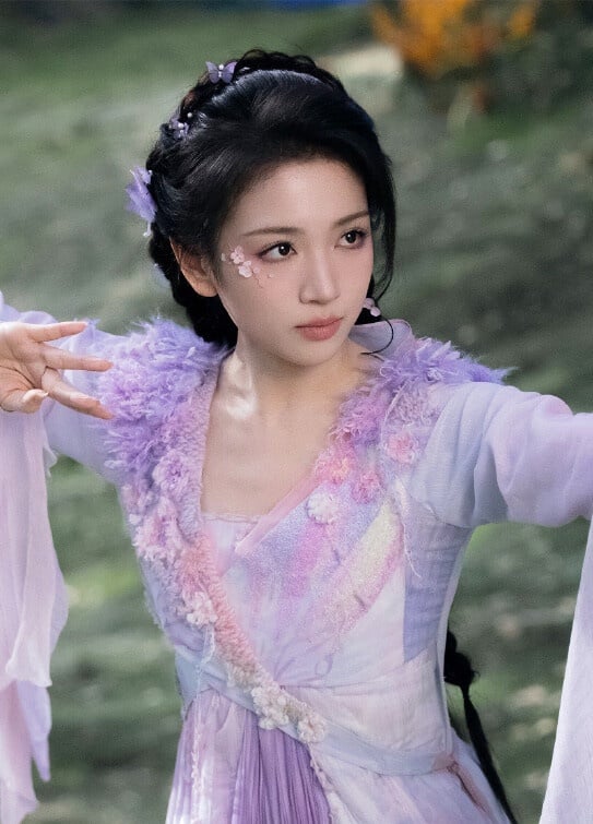 《成何體統》王楚然粉衣美翻！陸劇10女星絕美花瓣妝！白鹿貴氣，這位更是「媚骨天成」