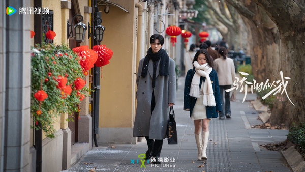 《驕陽似我》是顧漫的又一部小說改編劇，一樣有《微微一笑很傾城》、《何以笙簫默》的酸甜愛情故事。《驕陽似我》講述明朗小太陽聶曦光暗戀學霸校草莊序無果，後來遇到深情暗戀她的副總林嶼森。前期校園線都在鋪墊女主和男二的糾葛，到後面有大家愛看的「三人修羅場」，女主夾在兩個完美男人之間。