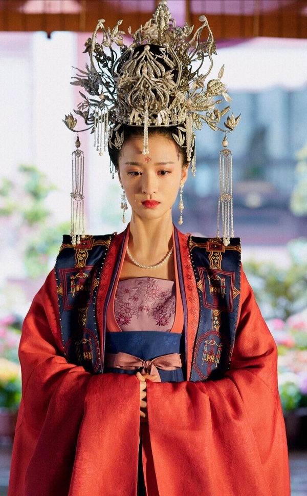 王楚然不只《成何體統》，她在《清平樂》演的也是個囂張跋扈的紅顏禍水！《清平樂》張妼晗是宋仁宗趙禎最寵愛的女人，她恃寵而驕，身為貴妃卻用著比曹皇后更奢華的儀制，完全不把曹皇后放在眼裡。不只對曹皇后無理至極，還刻意找徽柔公主各種麻煩，自己各種補腦有人要害她，死了女兒後就變本加厲，整天瘋瘋癲癲的，最終把自己的生命消耗殆盡。