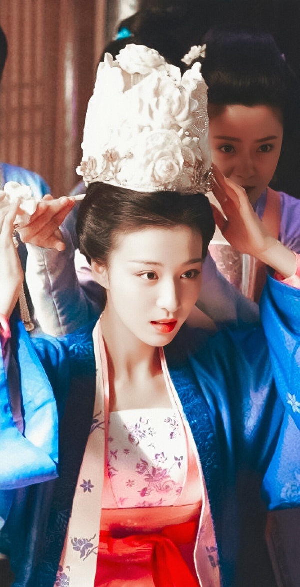 王楚然不只《成何體統》，她在《清平樂》演的也是個囂張跋扈的紅顏禍水！《清平樂》張妼晗是宋仁宗趙禎最寵愛的女人，她恃寵而驕，身為貴妃卻用著比曹皇后更奢華的儀制，完全不把曹皇后放在眼裡。不只對曹皇后無理至極，還刻意找徽柔公主各種麻煩，自己各種補腦有人要害她，死了女兒後就變本加厲，整天瘋瘋癲癲的，最終把自己的生命消耗殆盡。