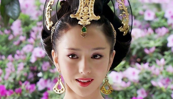 佟麗婭在古裝劇很常演寵妃、妖妃的角色，《母儀天下》趙飛燕真的是經典！她的五官真的太美了，和熱巴一樣都是圈內有名的新疆美女。找佟麗婭來演第一美人真的很有說服力，真正是傾城的顏值。