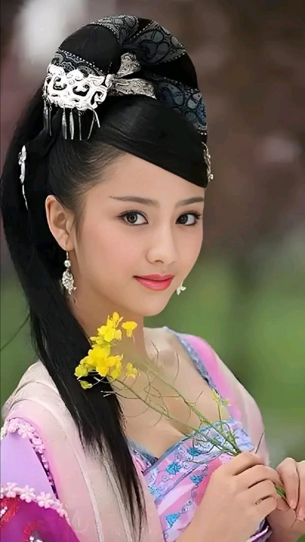 佟麗婭在古裝劇很常演寵妃、妖妃的角色，《母儀天下》趙飛燕真的是經典！她的五官真的太美了，和熱巴一樣都是圈內有名的新疆美女。找佟麗婭來演第一美人真的很有說服力，真正是傾城的顏值。