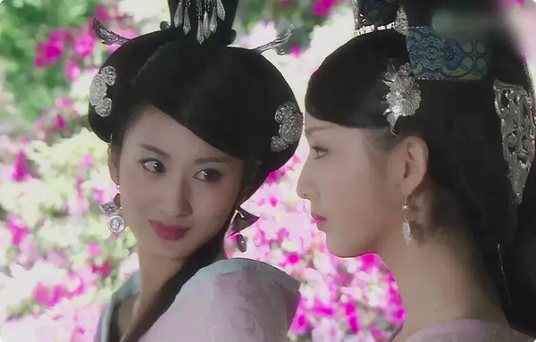《母儀天下》另一個美女郭珍霓也很讓人印象深刻！她飾演趙飛燕的妹妹趙合德，也是一個傾城美人、貌美寵妃。一路上趙合德用盡心計升級打怪，她是一個佔有欲極強的女人，姐姐趙飛燕屬於她一人、皇帝劉驁也是她的，但她不是真愛皇帝，只為姊妹兩人能逍遙快活。