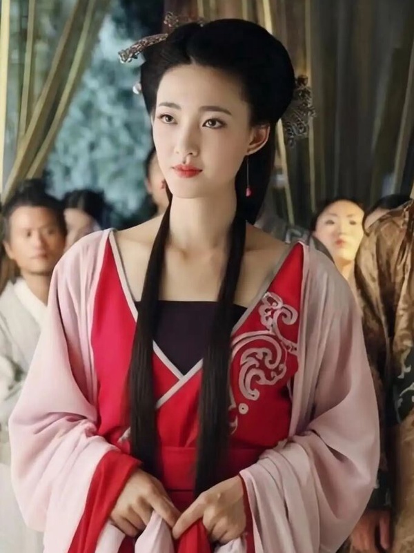 《美人心計》聶慎兒也是超級經典的妖豔美人！劇中聶慎兒利用劉恆和竇漪房的矛盾平步青雲，封為慎夫人。當上了慎夫人的她處處刁難竇漪房，希望和竇漪房平起平坐，貪慕權勢的她生了劉武，但是後來設計害死了莫雪鳶，竇漪房終於忍無可忍，設計賜死了聶慎兒。