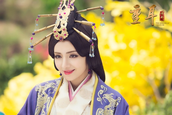 麥迪娜和迪麗熱巴、古力娜扎一樣是來自新疆的美人，也是充滿異域感的長相。早年她在很多于正製播的古裝劇露臉，麥迪娜曾在《重耳傳奇》飾演中國古代「四大妖姬」之一的驪姬。