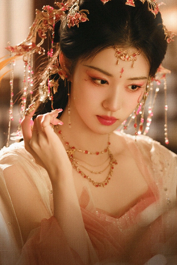 王楚然在《成何體統》各種妖妃造型美翻啦！王楚然在《成何體統》飾演一名穿越者，本來是現代社畜，卻意外穿書成為禍國妖妃庾晚音。而她將計就計， 攜手夏侯澹把暴君和妖妃的人設進行到底！