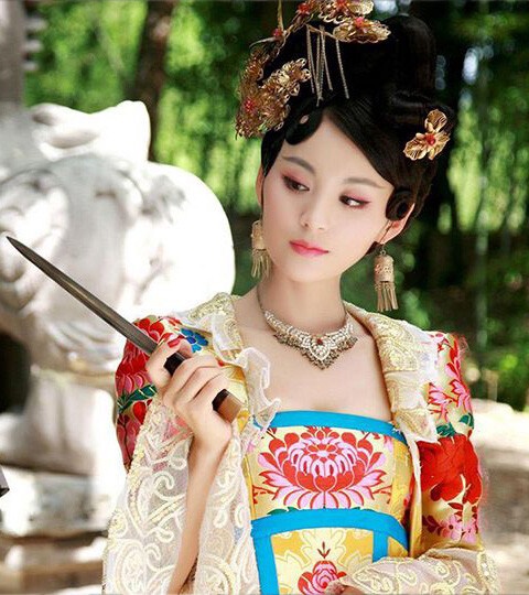 鄭兒也可以說很勵志吧！從胡皇后的婢女，變成北齊後主高緯寵妃，再變皇后。她也從單純可愛的少女變成腹黑心機女，經歷了流放、被強暴等事情，其實滿可憐的，而她的造型轉變超大，完全變個人！