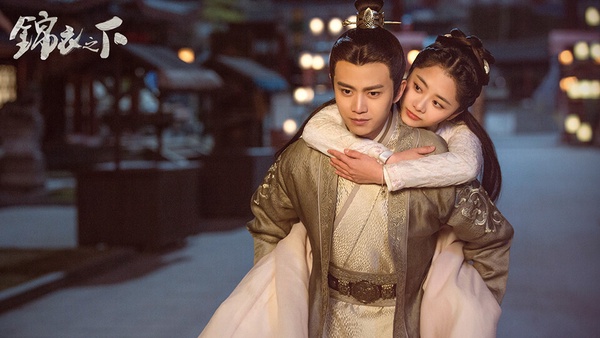 任嘉倫和譚松韻主演的《錦衣之下》是非常值得追的古裝探案愛情劇！主演的演技在線，情節緊湊不老套，幽默搞笑，甜中帶虐，虐中有甜，任嘉倫和譚松韻的超強CP感撐起整部劇！