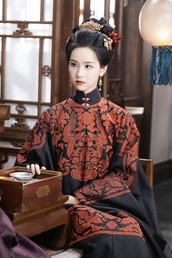 仙俠古裝劇《長月燼明》讓女二陳都靈爆火，不少網友都覺得陳都靈令人驚豔，除了顏值高、古裝扮相好看外，大家也稱讚她的氣質很好，不僅有天鵝頸，而且身姿挺拔，動作自然舒展，儀態很不錯，很適合古典美人戲路。
