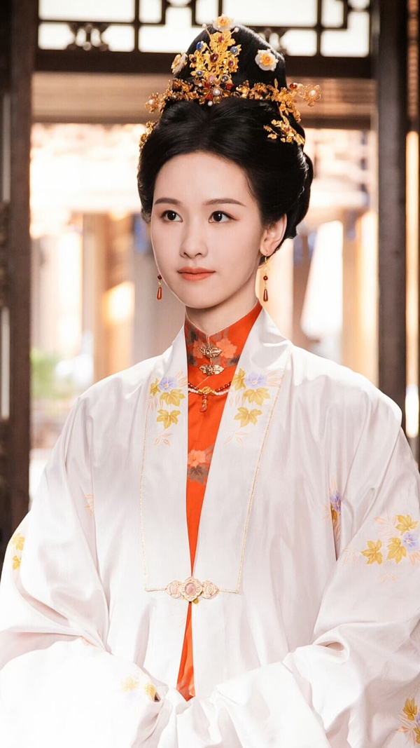 仙俠古裝劇《長月燼明》讓女二陳都靈爆火，不少網友都覺得陳都靈令人驚豔，除了顏值高、古裝扮相好看外，大家也稱讚她的氣質很好，不僅有天鵝頸，而且身姿挺拔，動作自然舒展，儀態很不錯，很適合古典美人戲路。